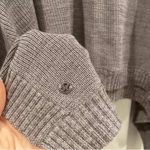 Stylish Gray Lululemon Athletica Poncho Top w/Boolux™ fabric a blend of cashmere - Picture 4 of 6